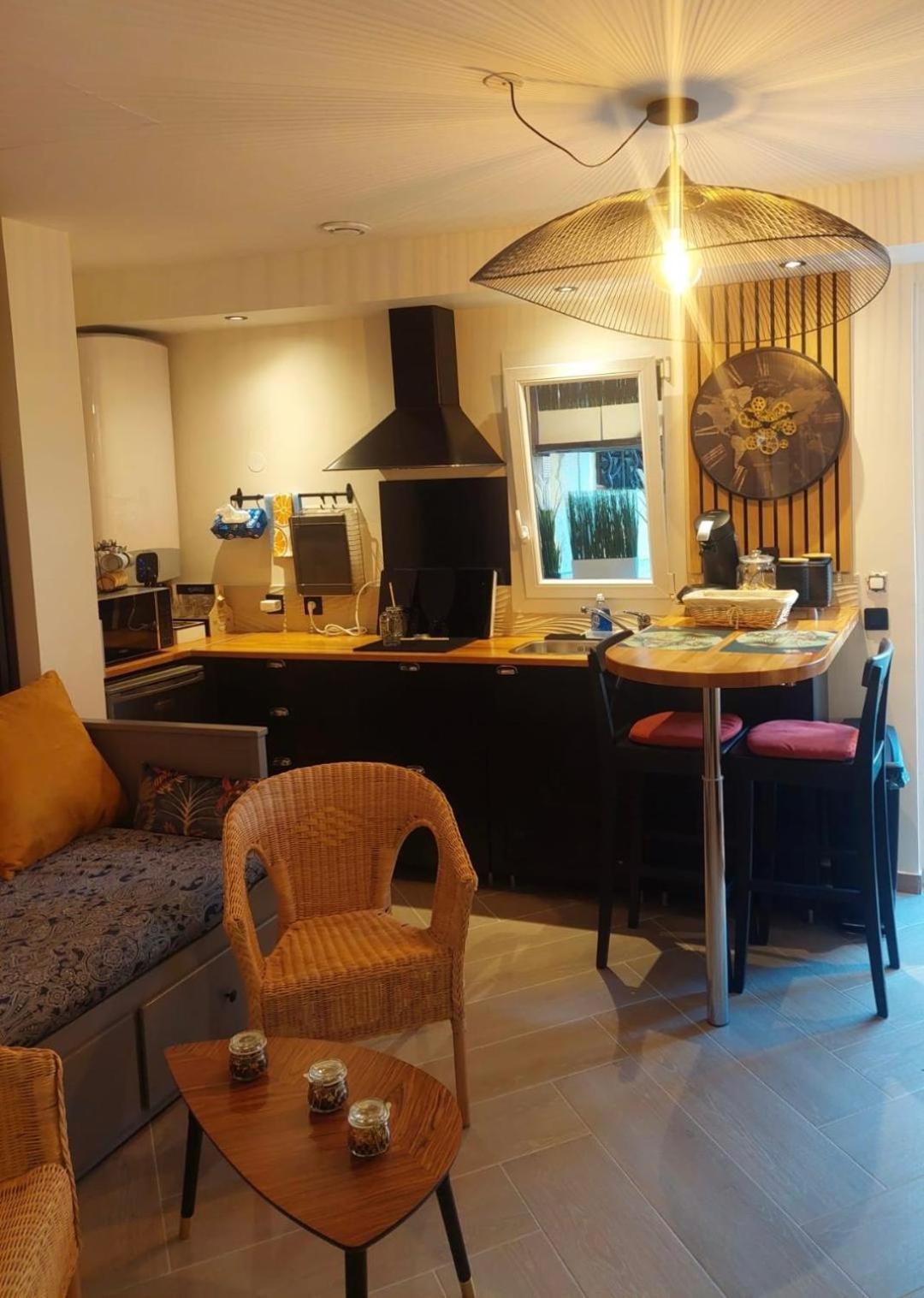 Paris-Julesverne-Bienvenue-Terrasse-Netflix Pantin Ngoại thất bức ảnh